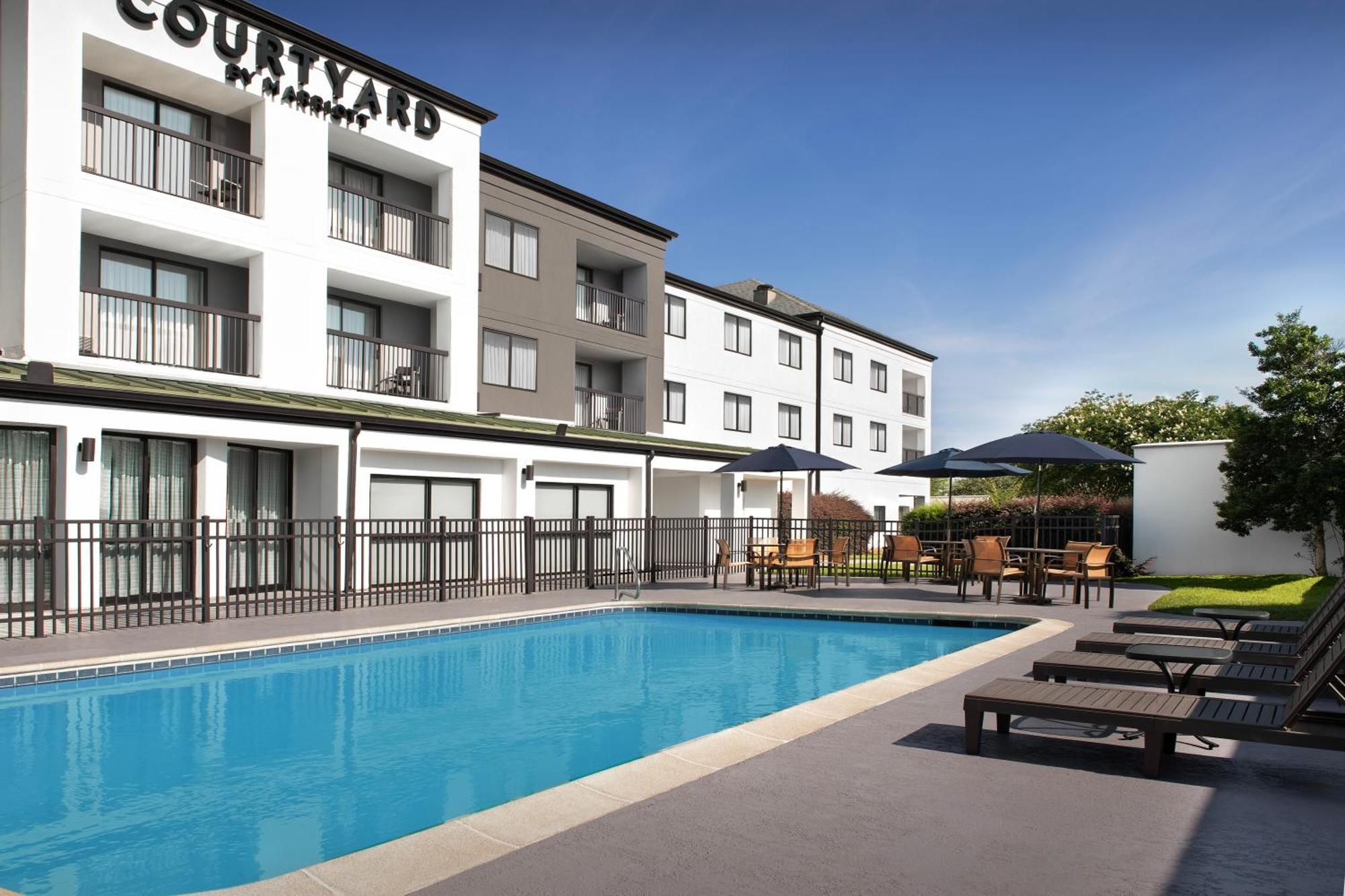 Courtyard By Marriott Хатисбург Екстериор снимка