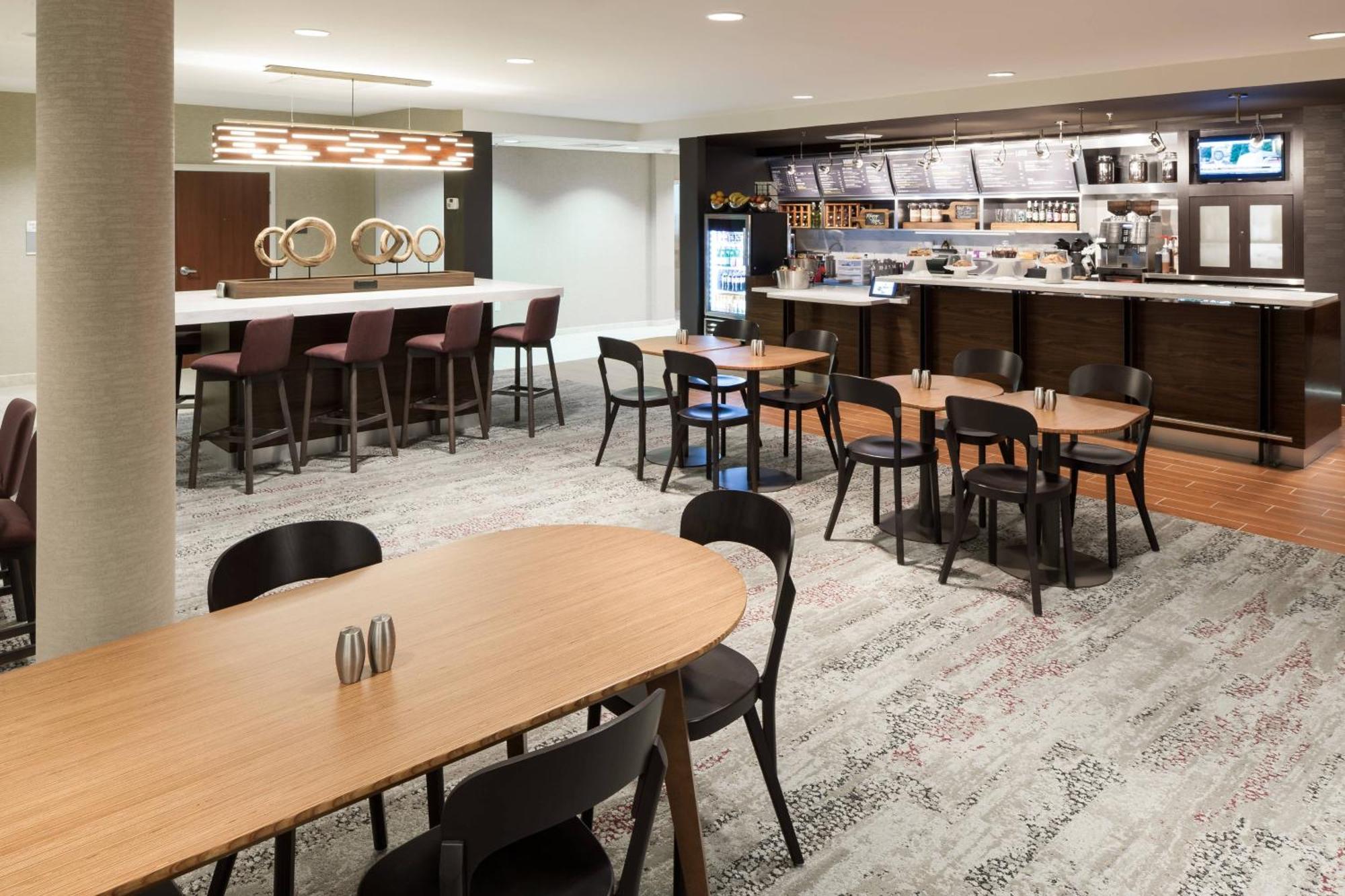 Courtyard By Marriott Хатисбург Екстериор снимка