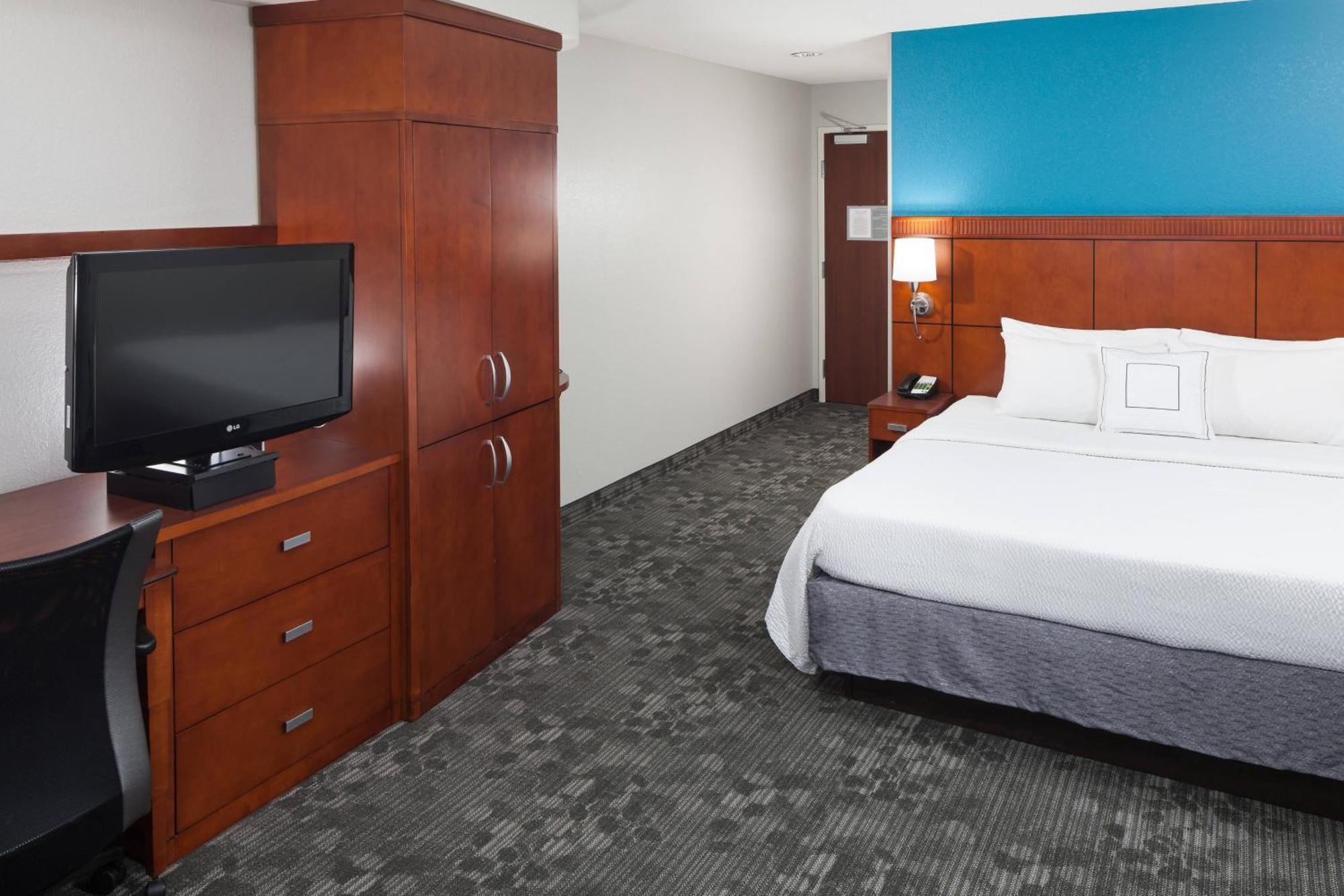 Courtyard By Marriott Хатисбург Екстериор снимка