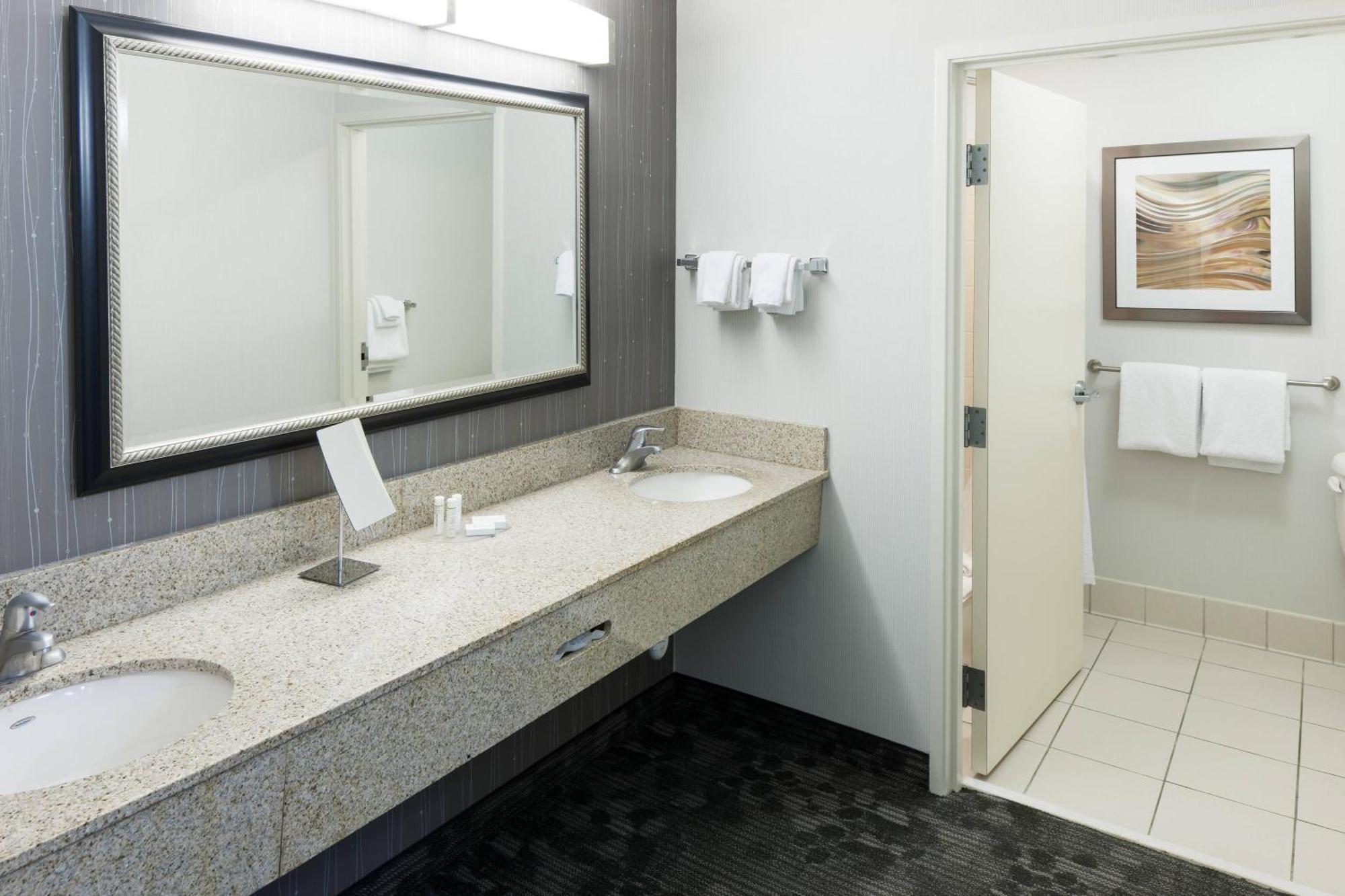 Courtyard By Marriott Хатисбург Екстериор снимка