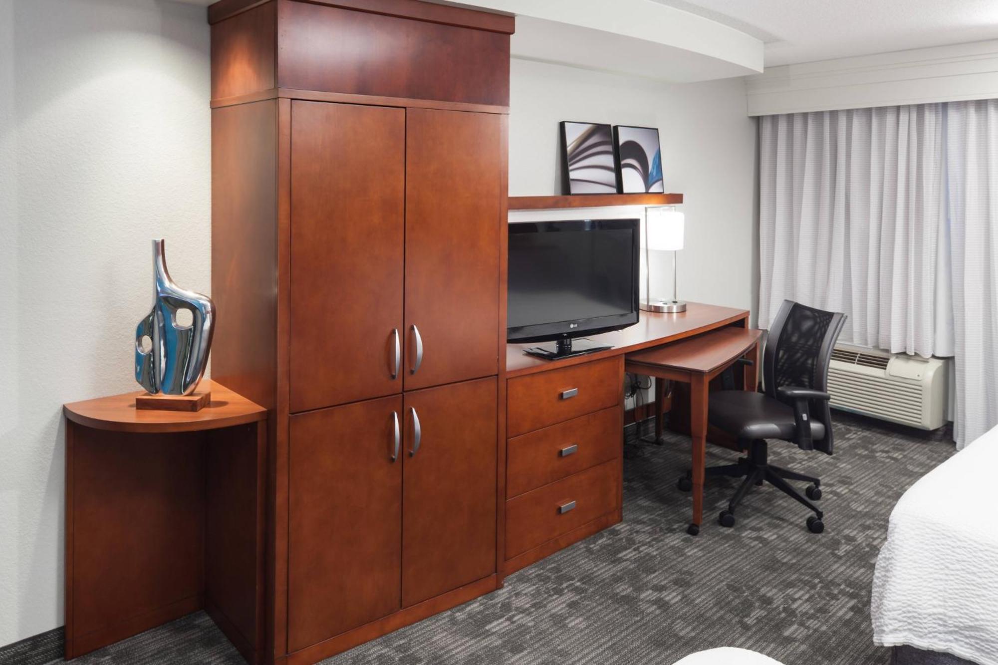 Courtyard By Marriott Хатисбург Екстериор снимка