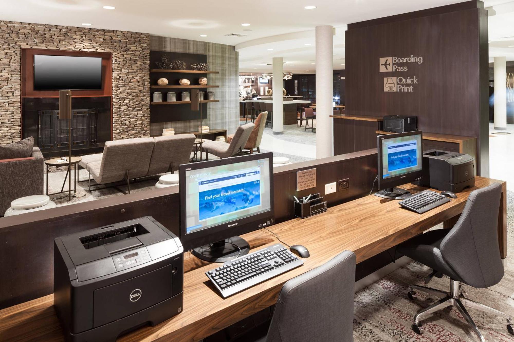 Courtyard By Marriott Хатисбург Екстериор снимка