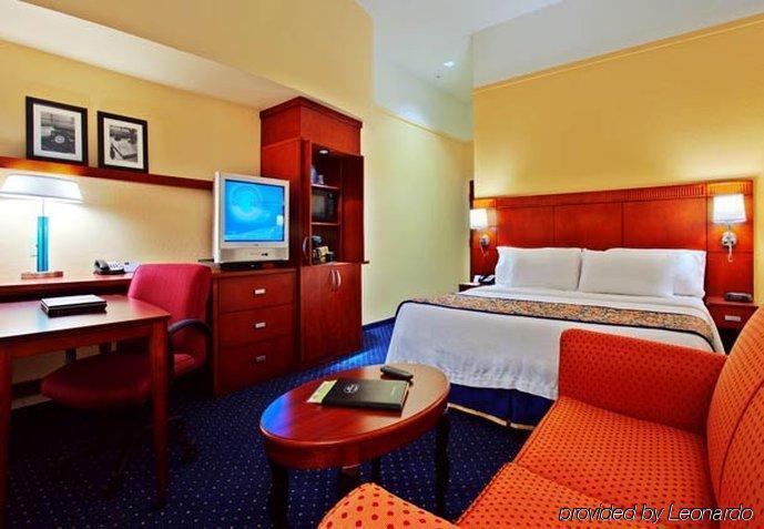 Courtyard By Marriott Хатисбург Стая снимка
