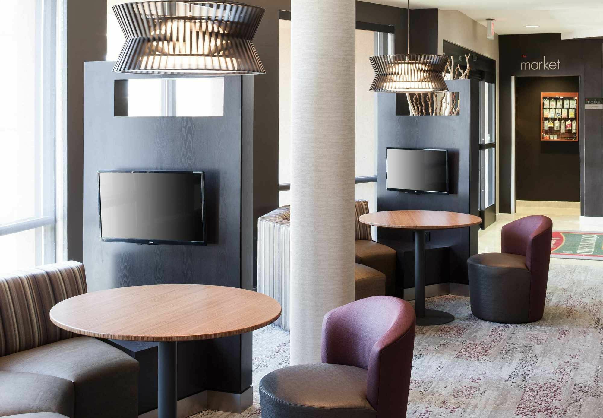 Courtyard By Marriott Хатисбург Екстериор снимка
